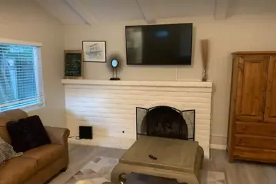 Image de Charming 2-bedroom house sleeps up to 8 with pull out couch/love seat, back yard