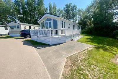 Image de Spacious 4 berth lodge with Wi-Fi & decking at Broadland Sands ref 20055sv
