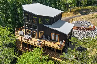 Image de New 2 Side by Side Cabins on Quiet Cul-de-sac-Indoor Pool, Game Rooms, Views