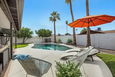 Image de Spacious Palm Oasis - Free Heated Pool / Asu