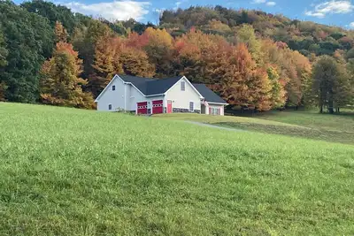 Image de Deep Creek Retreat! Hot tub, 85\"Tv, Grill, all one level. Amazing view!