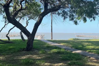 Image de Charming 3-bedroom house in brilliant Riviera with Ac, WiFi, and Private pier!