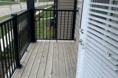 Image de Fabulous on Federated with A/C, top floor, enclosed balcony!