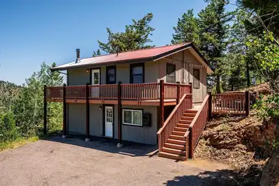 Image de Sky Mountain Retreat. Escape to the serene winter beauty of Evergreen, Colorado