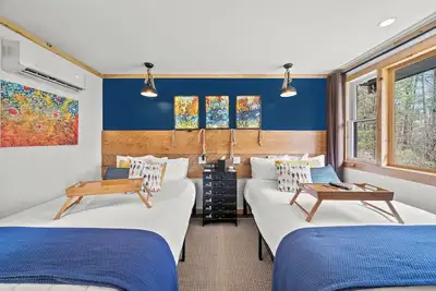 Image de Cheerful Woodland Haven | Bright Double Room with Artistic Flair & Natural Wood Accents