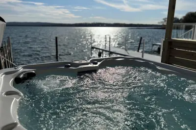 Image de Lakefront - Amazing views! Private Hot Tub & Boat Slips. 12 mins to Ski Resorts!