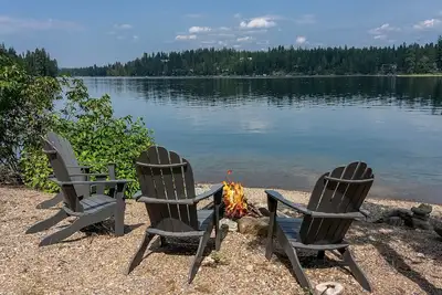 Image de Private access to Swan Lake, hot tub, dock