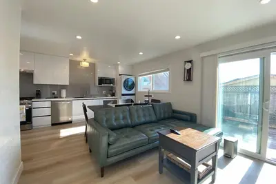 Image de Modern Coastal 2b1b • Remodeled • Walk to Pier • Backyard • Free Parking