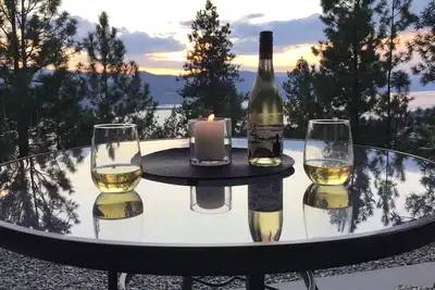 Image de Naramata Sunset Oasis : Couples romantic getaway. \n