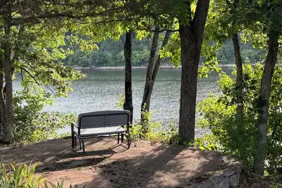 Image de Charming 3-bedroom lake house with Ac and WiFi with Great Lake view.