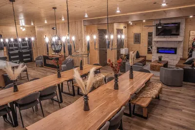 Image de Luxe 12 Br Cabin, Indoor Pool, Theater, Sleeps 36