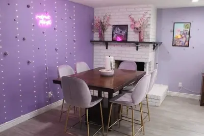 Image de Taylor Swift Themed Home- Pool, Games, Laundry, 4 bedroom, Great Workspace