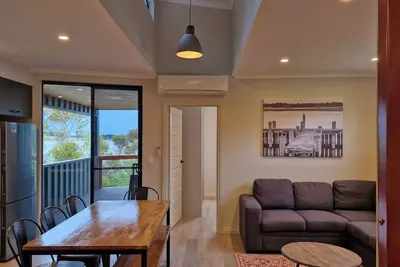 Image de Modern shipping container Cargo Villa, offering spectacular Murray River views.