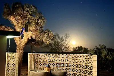 Image de Designer  2-bedroom house in wonderful Landers with Ac, WiFi 365 views 2. 5 acres