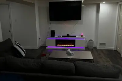 Image de Cozy stylish two bedroom basement
