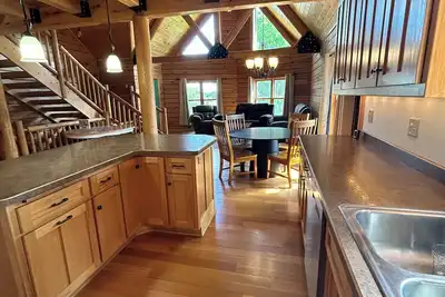 Image de Countryside Log Home on Lake Villard\n