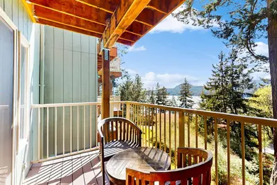 Image de Three ocean/mountain view condos with balconies, near Moran State Park