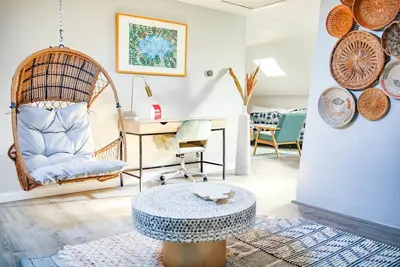 Image de Stylish Top Floor Apartment in Downtown Warren