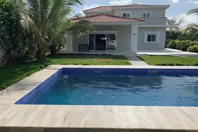 Image de Villa moderne de 2000m2 avec grande Piscine chauffée et sécurisé.
