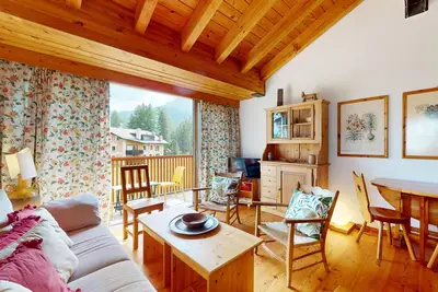 Duplex de 3 pièces au 1er étage, entrée avec armoire.