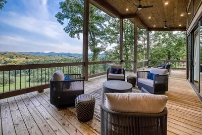 Image de Berry Refined - Luxury, views, hot tub, spacious