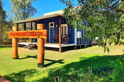 Image de Rosewood Cottage - Entire 2 bedroom house with Netflix and WiFi