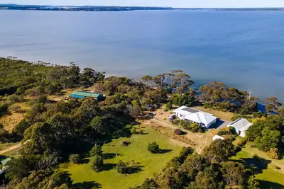 Image de Blue Doors on the Lakes: Escape to a beautiful waterfront home on the Island