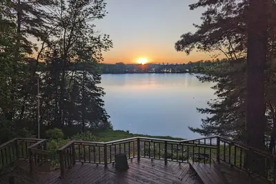 Image de Centrally located peaceful and relaxing stay on the lake and near the trails