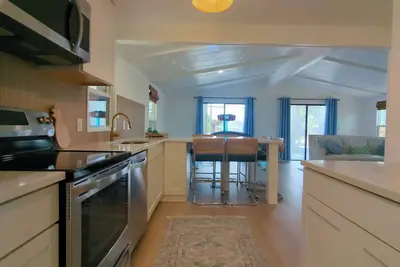 Image de Newly renovated home with air hockey, games, huge Tv wall, fenced yard+screenroom