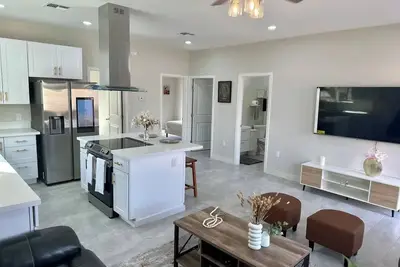 Image de Mesa Modern 2br: Classic & Charm\n\n