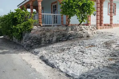 Charming 2-Bedroom House in Tranquil Staniel Cay near Thunderball Grotto