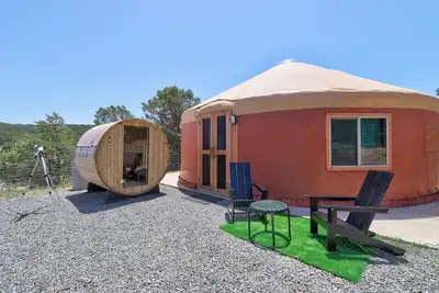 Image de Wonderful micro retreat Yurt on 4 private acres in Tijeras New Mexico.