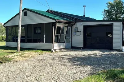 Lake view 2-bedroom cottage with new hot tub
