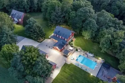 Image de 1800's Totally restored Estate w/ 5 bedrooms, pool, hot tub, and pickle ball!