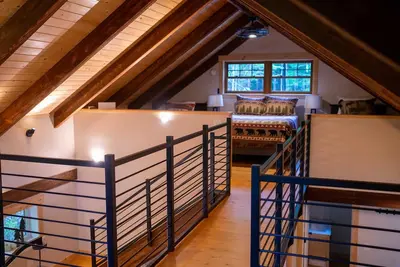 Image de A private wooded retreat with modern amenities, close to town and pet friendly!