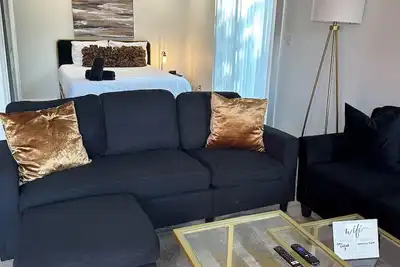 Image de Bailey's Blaque Suite-Near Uah & Midcity