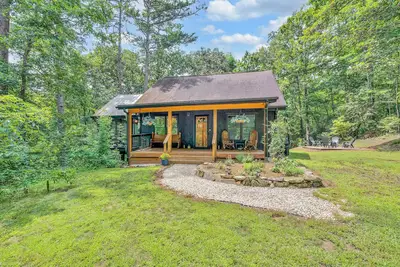 Image de Secluded 3 bedroom cabin surrounded by a nature preserve, lakes, and trails! !