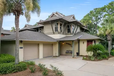 Image de Walk to Baytowne Wharf! 3 bed, 3. 5 bath, Two golf carts