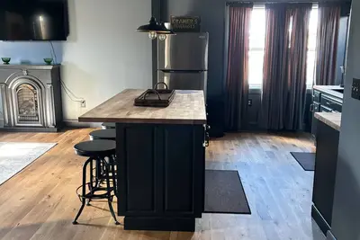 Image de 2 Bedroom Restored Historic Landmark-Old Industrial Soda Factory in Mount Carmel