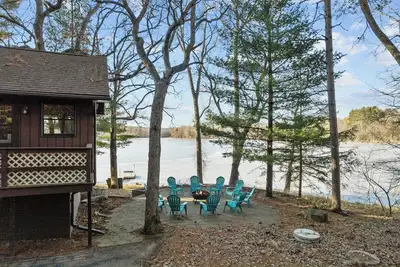 Image de Charming Lakeside Escape on Peaceful Nature Lake