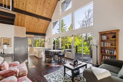 Image de Warm and Cozy Mountain and Lake View Haven by RedAwning