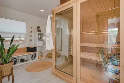 Image de Minutes Uptown with Sauna, Fireplace, & Brick Oven. 3 bed 3 bath