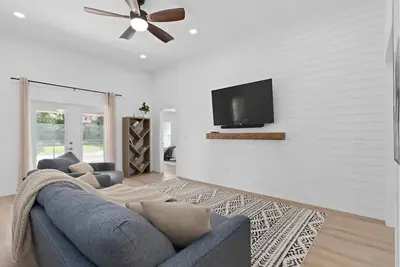 Image de - Hidden Gem - Spacious, minimal and clean! Legoland + Disney