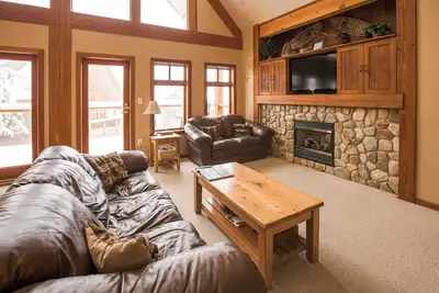 Image de Four Bedroom | Sleeps 7-9 | White Wolf Cabins