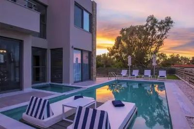 Image de Marvellous Halkidiki Villa | Villa Amroth | 3 Bedrooms | Spacious Furnished Sun Terrace | Private Outdoor Pool and Hot Tub | Bbq Facilities and Shaded Outdoor Dining Area | Pefkohori