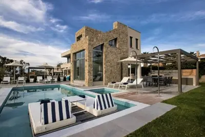 Image de Incredible Halkidiki Villa | Villa Fredegar | 4 Bedrooms | Spacious Furnished Sun Terrace | Private Outdoor Pool and Hot Tub | Bbq Facilities and Shaded Outdoor Dining Area | Pefkohori