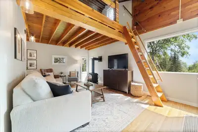 Image de 2 Bdrm w/Loft Cabin by Cozy Blue Caribou