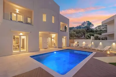 Image de 7 Minutes from City Centre | Luxury 6br Villa