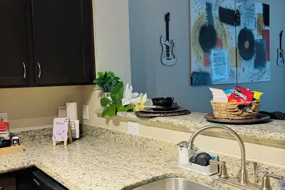 Image de An Enthusiast’s Music Themed GetAway Accessible to Sports, Arts & Metro Living