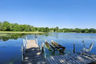 Image de Lakefront Bliss: Your Ultimate Vacation Haven Surrounded by Nature
